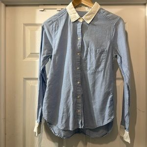 Abercrombie Ladies Size M chambray button down with contrast collar and cuffs